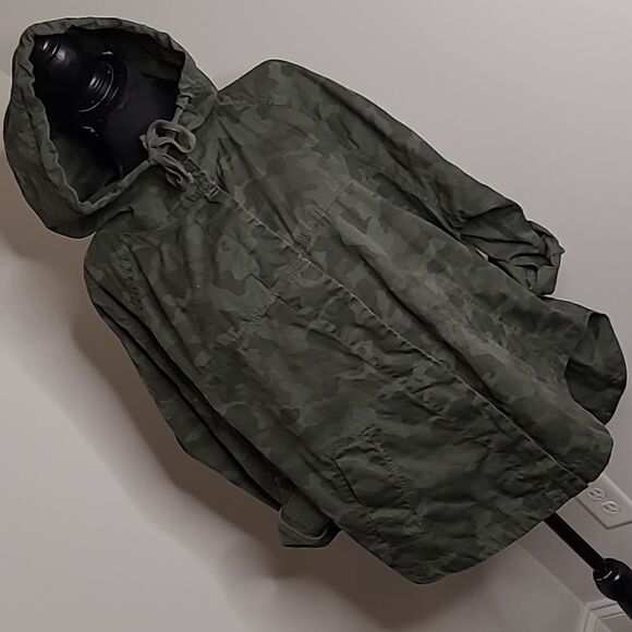 Unionbay sz M green on darker green camo fabric jacket with hoodie - Picture 1 of 10